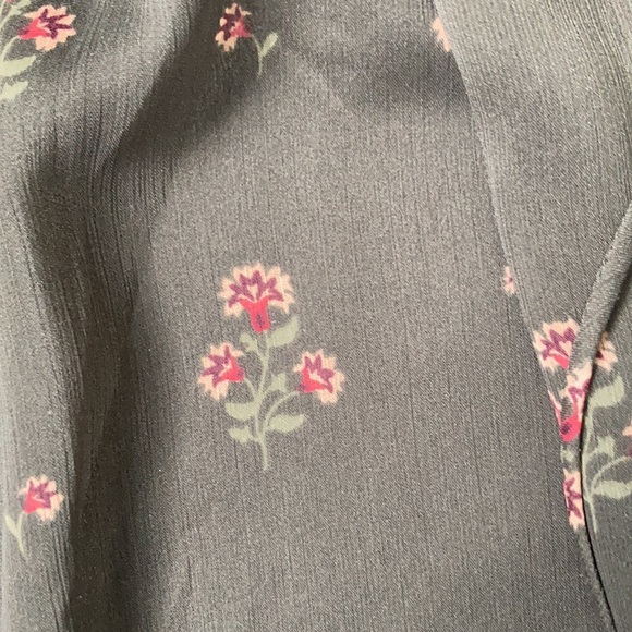 White House Black Market off shoulder top - Picture 4 of 11